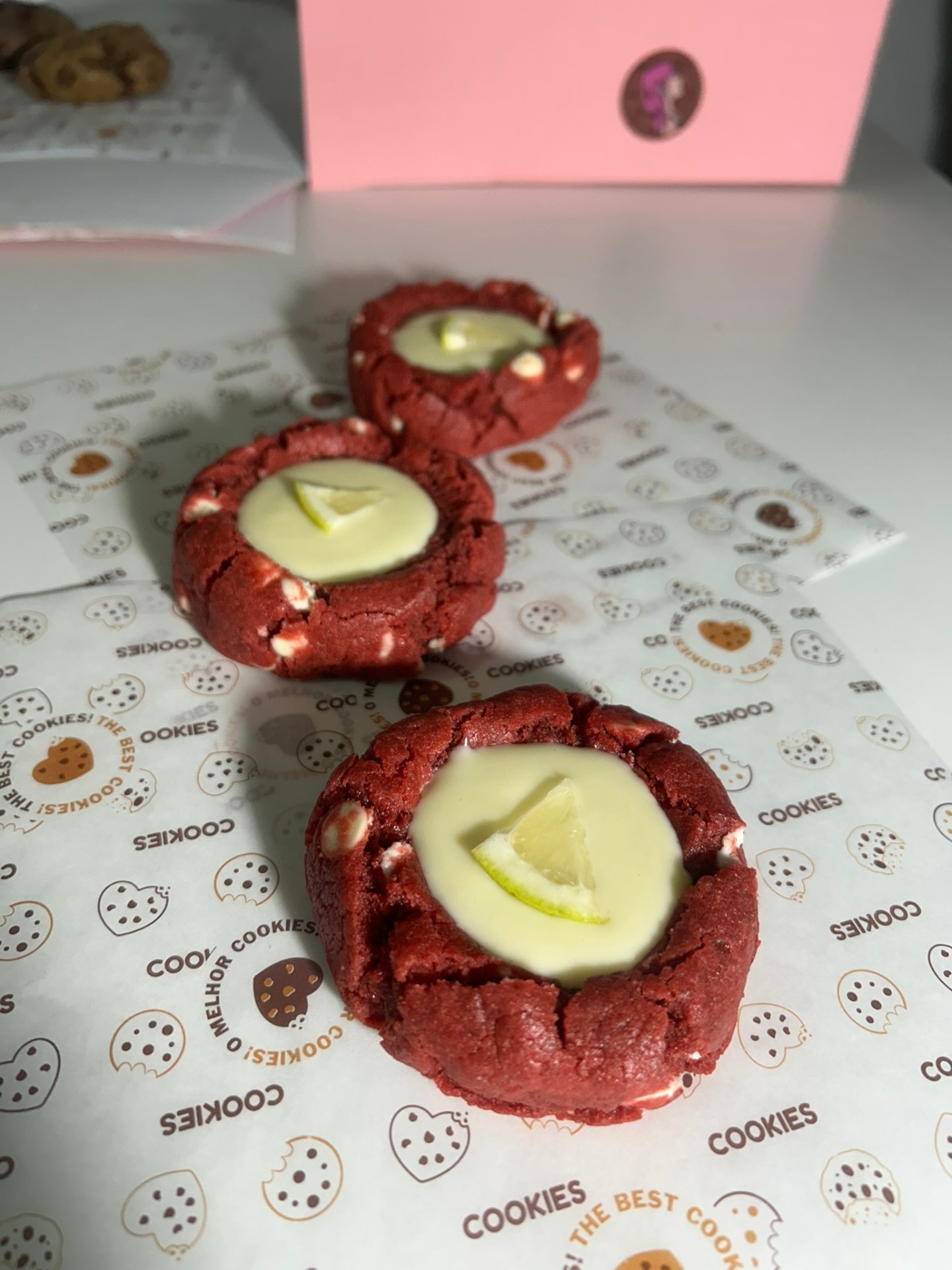 Cookies Red Velvet com limão siciliano